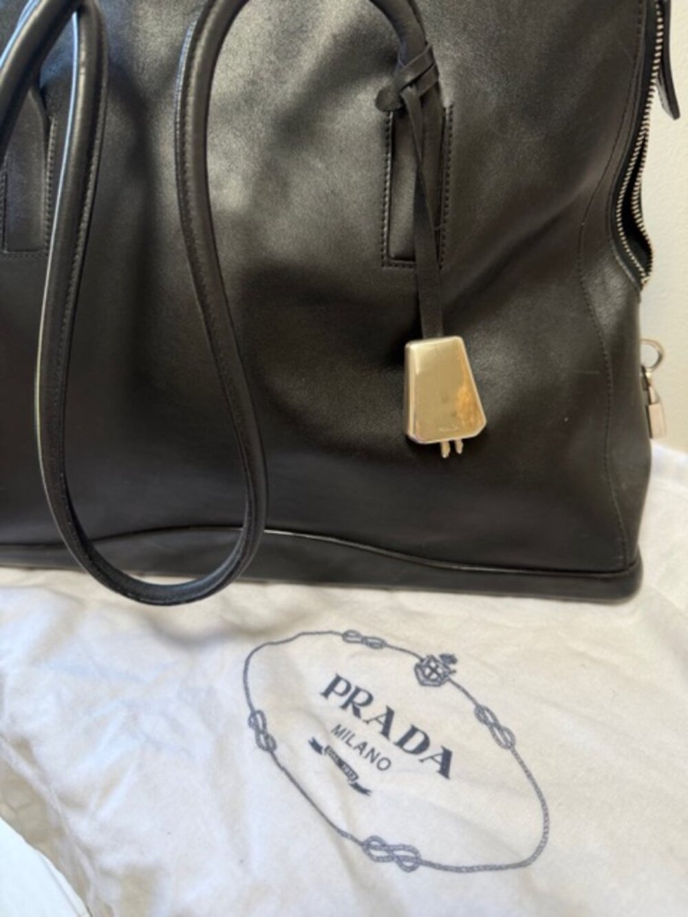 VINTAGE PRADE BLACK LEATHER TOTE BAG WITH LOCK - Picture 11 of 14